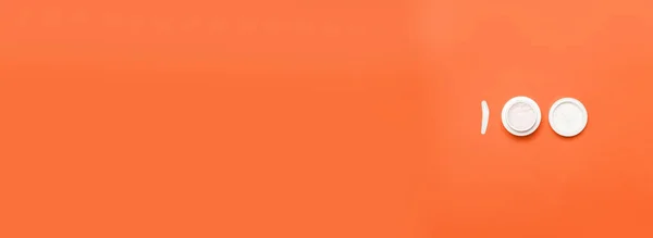 Gesichtscreme Einem Plastikgefäß Auf Orangefarbenem Hintergrund Mit Kopierraum — Stockfoto