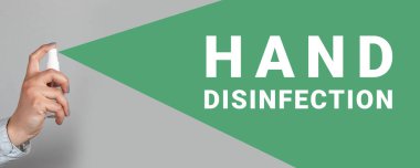 El dezenfeksiyonu. İnsan eli elinde dezenfektanla plastik bir şişe tutar. Gri arkaplan üzerine metin püskürt.