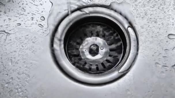 Νερό στάζει στο νεροχύτη κουζίνα από ανοξείδωτο χάλυβα. — Αρχείο Βίντεο