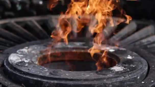 Крупным пламенем сильный огонь горит из металлической горелки — стоковое видео
