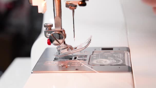 Vista de cerca de una máquina de coser con hilo. Preparación de la máquina de coser para coser . — Vídeos de Stock