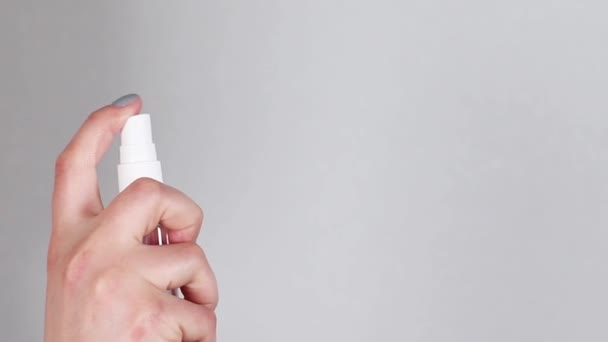 Disinfezione delle mani. Le mani con uno spray disinfettante all'alcol e un disinfettante prevengono l'insorgenza di un virus. Una corretta pulizia delle mani e assistenza sanitaria. Protezione contro coronavirus, batteri e germi — Video Stock