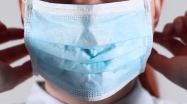 Coronavirus salgını, kovid 19. Tıbbi maske takan kadın koronavirüs koruması altında.