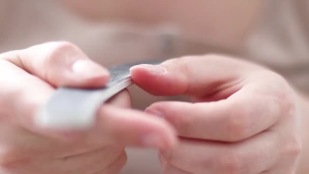 Femme polissant les ongles avec la lime à ongles. Soins du corps, manucure 