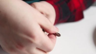 İnsan işçi yakın çekim elektrikli tornavida kullanarak ahşap delmek için vida sıkışmış.