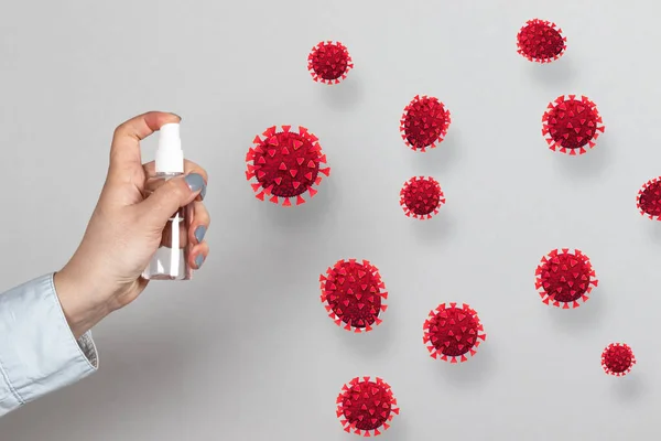 Tangan Wanita Memegang Botol Antiseptik Dan Menyemprot Sel Sel Coronavirus — Stok Foto