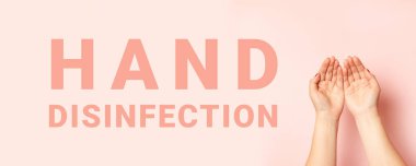 El sterilizasyonu. Pembe arka planda avuç içi olan insan elleri.