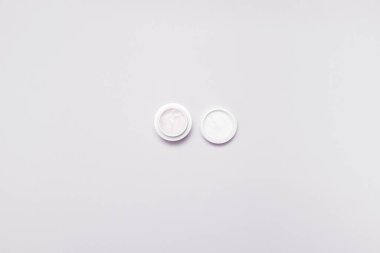 Gri beyaz arka planda organik krema kavanozu. Düz konum, üst görünüm, kopyalama alanı. Doğal güzellik ve kaplıca konsepti