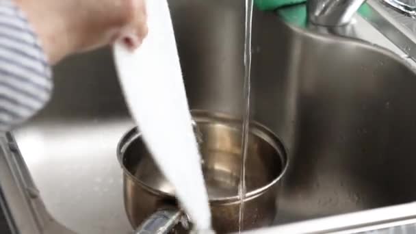 Las manos femeninas lavan la tabla de cortar de plástico en la cocina. Sartén de metal en el fregadero. Limpieza y limpieza de la casa — Vídeos de Stock