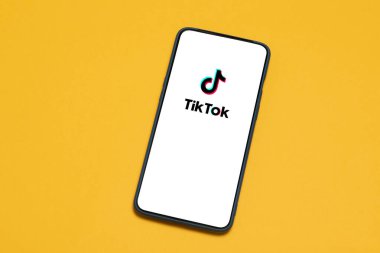 Podolsk, Ukrayna - 13 Şubat 2020: Sarı arka planda Tiktok uygulaması. Tiktok Sosyal medya ağı.