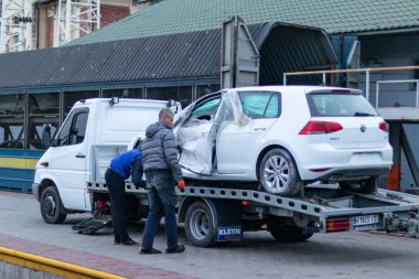 Odessa, Ukrayna - 11 Mart 2020: Beyaz araba büyük hasar gördü ve kaza sonucu kırıldı