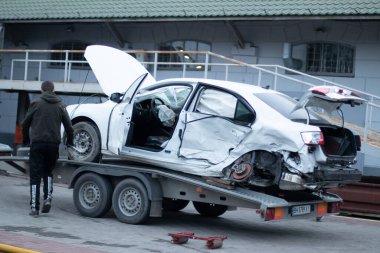Odessa, Ukrayna - 11 Mart 2020: Çekici, trafik kazasından sonra ezilen beyaz arabayı yükledi. Kaza sonrası hasar aracı.