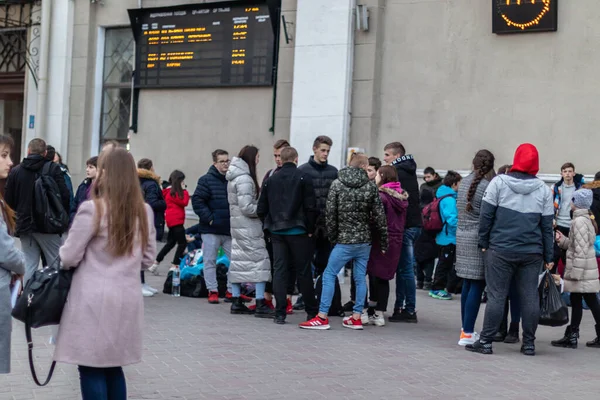 Odessa Ukrayna Mart 2020 Stasyonda Genç Yetişkin Insan Kalabalığı Treni — Stok fotoğraf