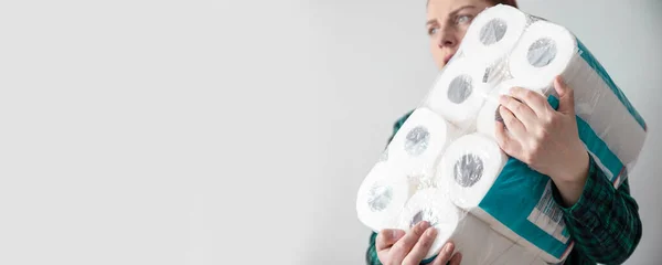 Chica joven con embalaje de papel higiénico. Concepto de pánico, peligro de coronavirus. No puedes salir de tu casa para ir de compras. —  Fotos de Stock