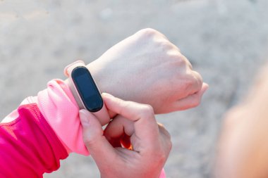 Fitness takip cihazı ya da kalp atış hızı monitörü kullanan kadın