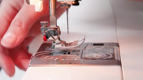 Vista ravvicinata della macchina da cucire con filo. Preparazione della macchina per cucire . — Video Stock