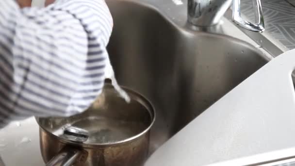 Κοντινό πλάνο των χεριών των γυναικών πλύσιμο πιάτων στην κουζίνα — Αρχείο Βίντεο