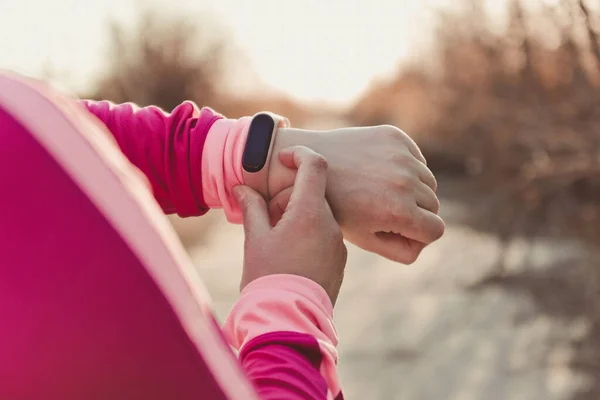 Mano Femenina Con Rastreador Pulsera Fitness Antes Correr Concepto Estilo — Foto de Stock