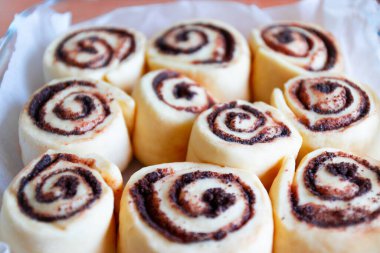 Kapalı ev yapımı tarçınlı çörekler pişirilmeye hazır.