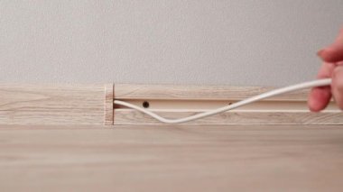 İnternetteki Wi-Fi 'ı çalıştırmak için bağlantı kablosunu yerleştiriyorum.