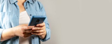 Kopyalama alanı olan bir cep telefonunu kullanarak bir kişinin elini kapat