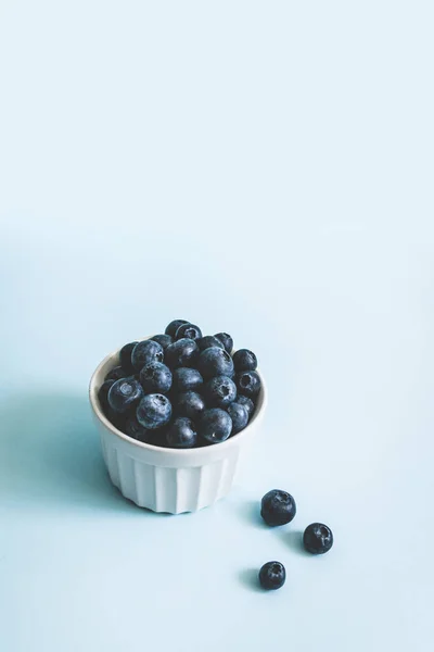 Świeże Surowe Organiczne Owoce Jagody Głębokiej Płycie Niebieskim Tle Poziomym — Zdjęcie stockowe