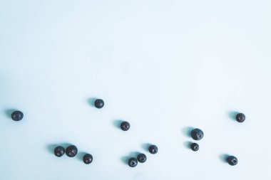 Lezzetli olgun yaban mersini çerçeve mavi arka planda kopya alanı, üst görünüm, düz uzanma