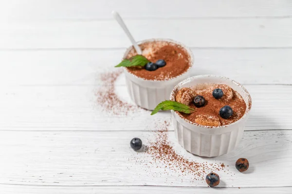 Klassisches Tiramisu Dessert Mit Blaubeeren Minze Weißen Glas Auf Grauem — Stockfoto