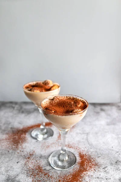 Großaufnahme Eines Traditionellen Italienischen Süßen Tiramisu Kuchendesserts Glas Auf Grauem — Stockfoto