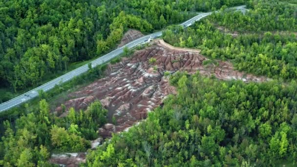 Aérea Vista Tierra Seca Bosque Marrón Suelo Blanco Cheltenham Badlands — Vídeo de stock