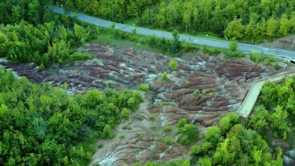 加拿大安大略省Cheltenham Badlands旱地 褐色和白色土壤的俯视图 飞越河流 如荒原形成的例子 女王城 — 图库视频影像