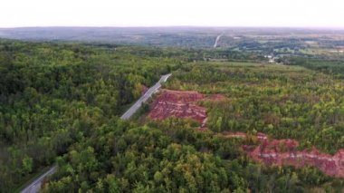 Çorak Topraklar 'daki büyük yeşil bir ormanın üzerinde uçmak, mesela Çorak Topraklar oluşumu, Queenston. Cheltenham, Ontario Kanada 'daki kuru toprak, kahverengi ve beyaz toprak. Küçük nehirlerin üzerinde uçmak, kuru toprak, vahşi bir yer. 4K