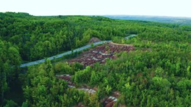 Çorak Topraklar 'ın yakınlarındaki güzel bir ormanın manzarası, Queenston. Cheltenham Çorak Toprakları, Ontario Kanada 4K 'daki kuru toprak, kahverengi ve beyaz toprak manzarası