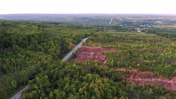 Vliegen Een Groot Groen Bos Badlands Voorbeeld Van Badlands Formatie — Stockvideo