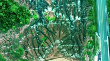 Çorak Topraklar 'ın en üst görüntüsü, Queenston. Cheltenham Çorak Toprakları, Ontario Kanada 'daki kuru ve beyaz toprağın havadan görünüşü. Küçük nehirlerin üzerinde uçmak, kuru toprak, vahşi bir yer. 4K