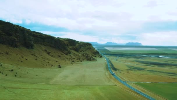 Drone Widok Samochodów Podróżujących Górski Krajobraz Powietrza Islandii Piękny Widok — Wideo stockowe
