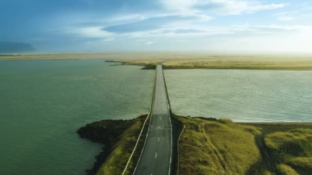 Luftaufnahme Einer Verlassenen Brücke Über Das Meer Einem Regnerischen Tag — Stockvideo