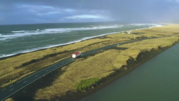 Воздушный Снимок Грузовика Перевозящего Улице Возле Океана Волны Разбивающиеся Дождливый — стоковое видео