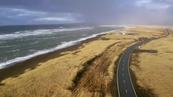Letecký Pohled Krásnou Krajinu Islandu Malý Domek Dálce Oceánu Prázdnou — Stock video