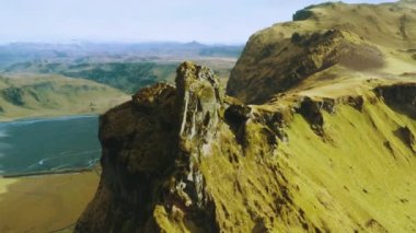 Sharp Mountain Ridge 'in gündüz hava görüntüsü. Uçan insansız hava aracı dağ tepeleri ve nehirden havadan ateş edildi. Arka planda buzul nehirleri kanyonu olan görkemli dağ zirveleri..