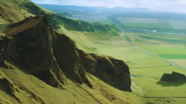 Letecký Pohled Přelétající Přes Skalnatou Horu Objevující Domy Horském Údolí — Stock video