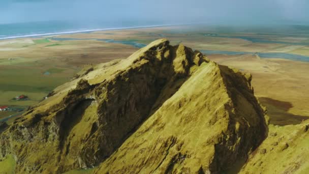 Drone Tiré Sur Sommet Montagne Grande Plaine Verte Loin Beau — Video