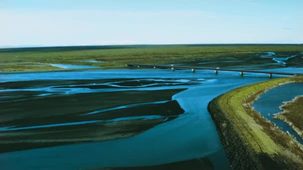 从上方俯瞰冰岛河流三角洲 令人目瞪口呆 火山三角洲 从空中俯瞰一条火山河流 地球的脉络 冰岛火山河流的空中景观 冰岛冰川辫子河 冰岛河流 — 图库视频影像