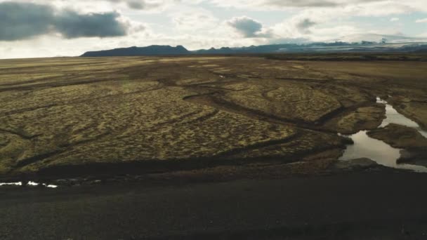 空中射击从无人驾驶飞机飞越一条小河 棕色土地 壮丽的冰岛风景的空中景观 — 图库视频影像