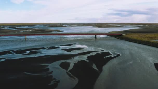 다리의 의비어 빙하로 뒤덮인 강들을 드론으로본 — 비디오