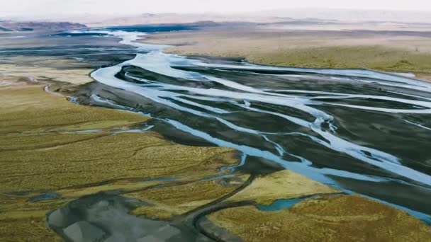 氷河の川によって形成された大きなデルタを飛んでいます アイスランドのカラフルな川 上から見たアイスランドの川のデルタ 火山のデルタ 火山川の空中ビュー — ストック動画