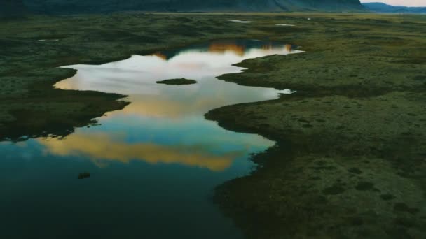 活动范围 飞越水面和火山口 冰岛人的熔岩地 开阔开阔的美丽的风景 如繁茂的交通 远山丛生 水中的山地反射 — 图库视频影像