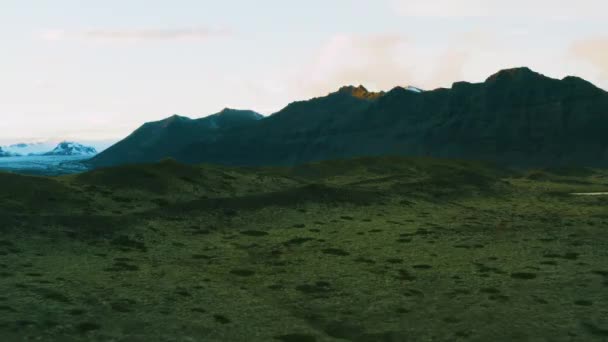 Пролетая Над Вулканической Почвой Воздушный Вид Лавовую Почву Исландии Красивые — стоковое видео