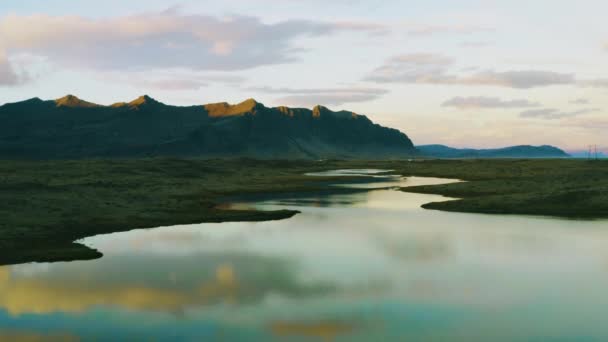 Drone Atirado Sobre Água Bela Reflexão Montanha Pequeno Lago Perto — Vídeo de Stock
