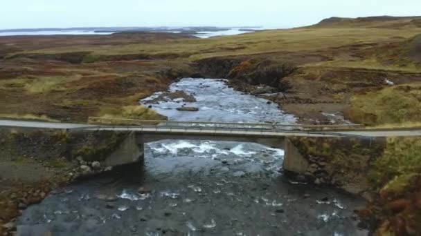 Vista Aérea Passando Por Uma Ponte Nas Montanhas Seguindo Circuito — Vídeo de Stock